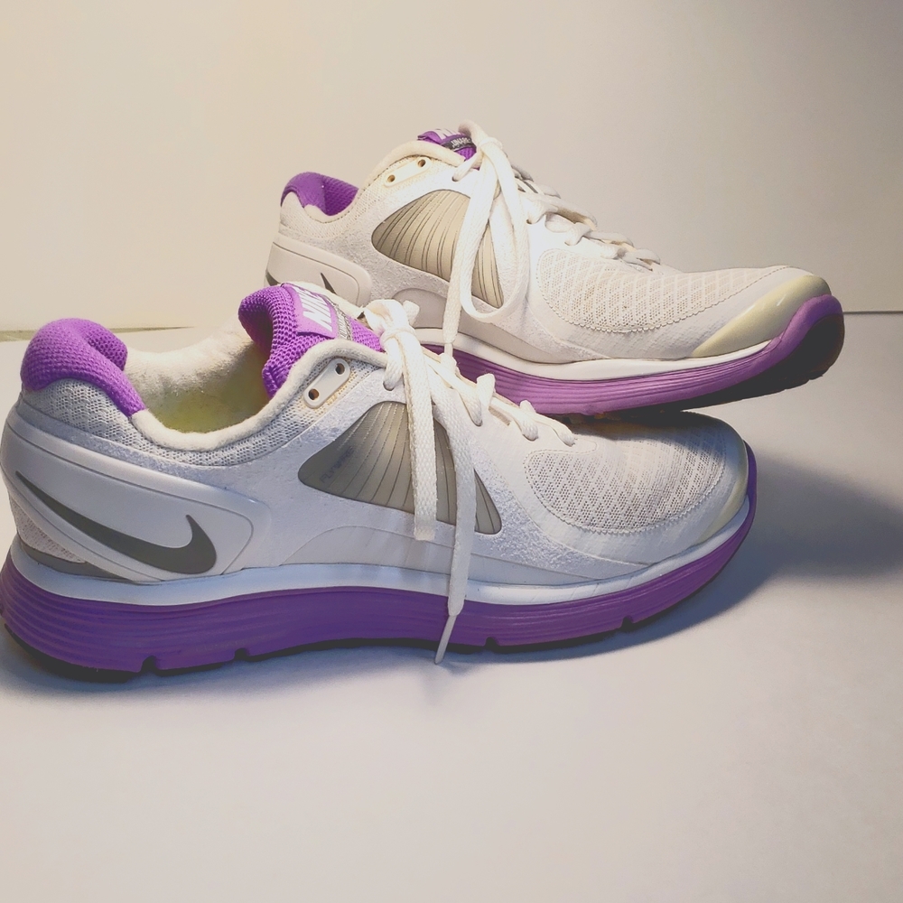 Size 8.5 Nike lunareclipse flywire  running shoes. A93